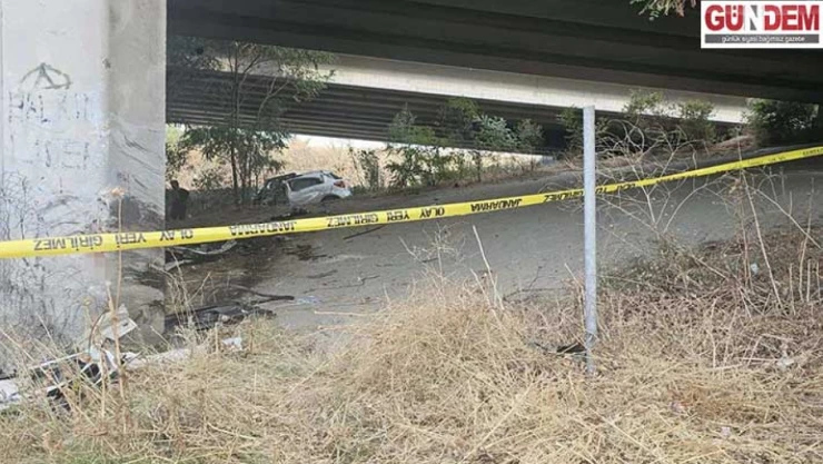 Köprü ayağına çarpan otomobilin sürücüsü hayatını kaybetti