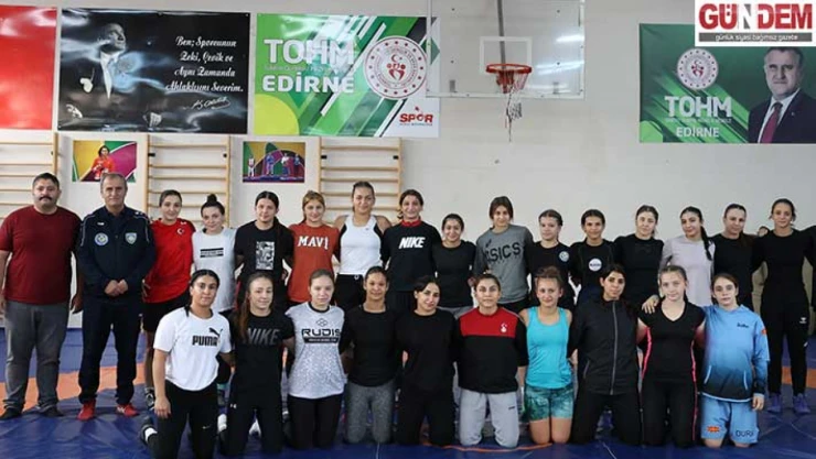 Kosovalı kadın güreşçiler Edirne'de kamp yapıyor