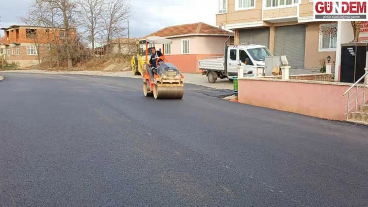 Köy yollarındaki sıcak asfalt çalışmaları sürüyor