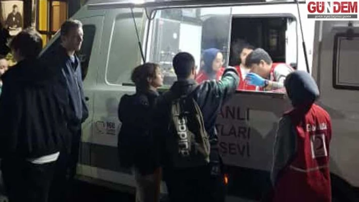 Kütüphane önünde öğrencilere sıcak çorba ikramı