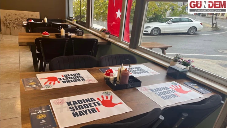 Masalara yerleştirilen mesaj: 'Kadına Şiddete Hayır'