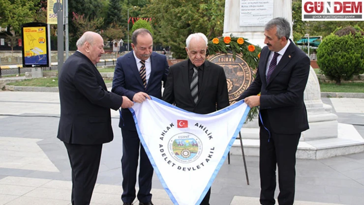 Mesleğini 61 yıldır sürdüren terzi