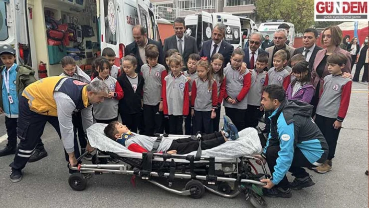 Minik sağlık elçileri arkadaşlarına ilk yardımı öğretti