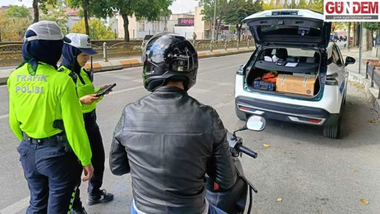 Motosikletlilere kask ve belge denetimi