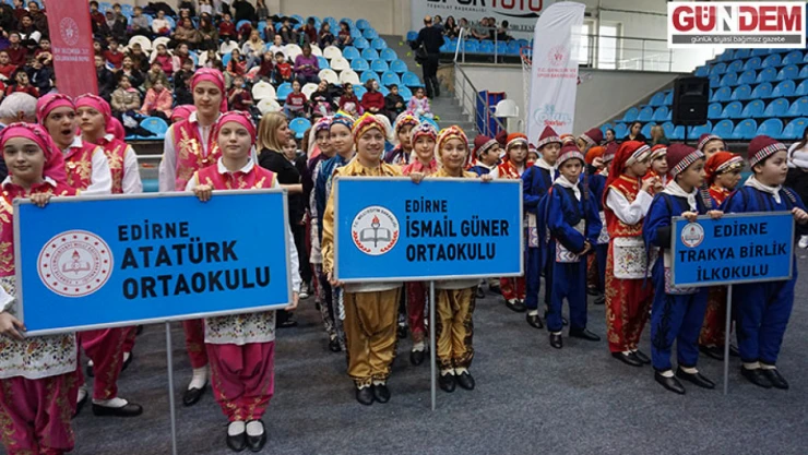 Öğrenciler Halk Oyunları Yarışması'nda ter döktü