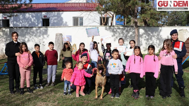 Öğrenciler karne sevincini jandarmayla paylaştı