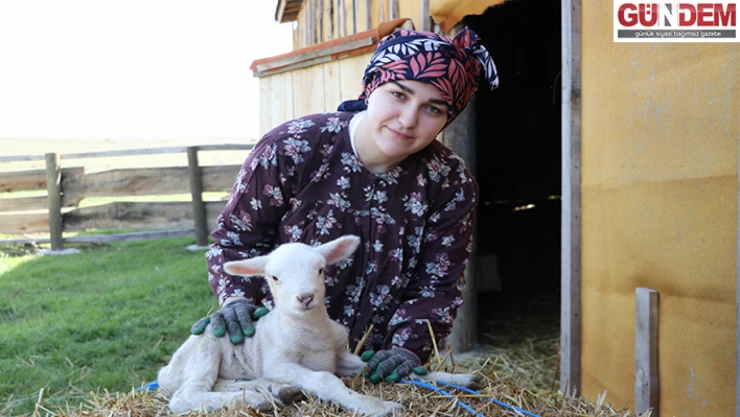 Okuldan arta kalan zamanlarında çiftçilik yapıyor