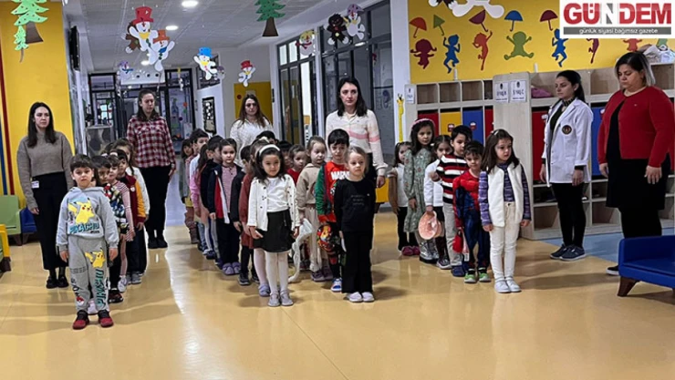 Okullarda şehitler için saygı duruşunda bulunuldu