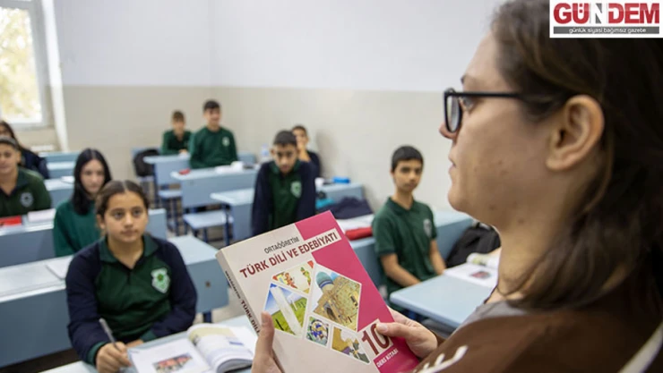 Okullarda temizlik görevlisiyken öğretmen oldu