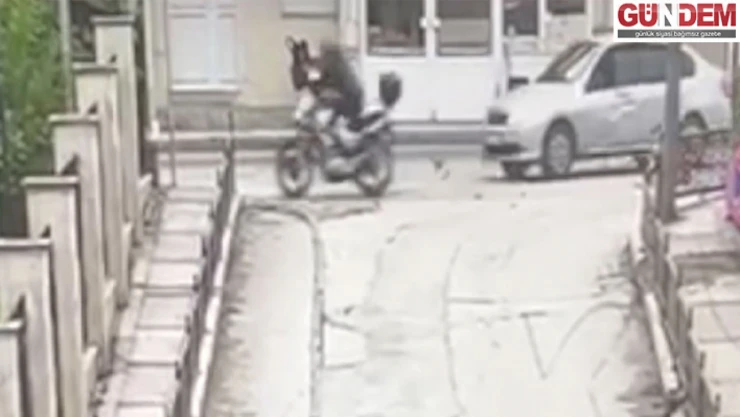 Önce otomobile ardından duvara çarpan motosikletin sürücüsü öldü
