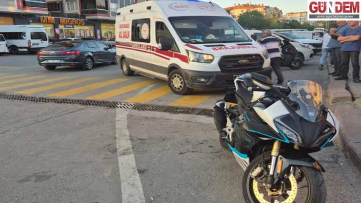 Otomobilin çarptığı motosiklet sürücüsü yaralandı