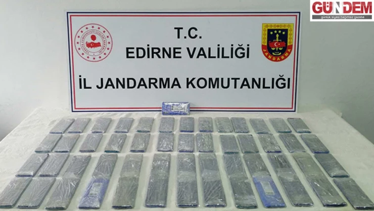 Otomobilinde kaçak cep telefonları ele geçirilen yabancı uyruklu gözaltına alındı