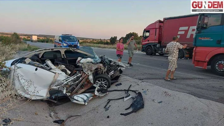 Park halindeki tıra çarpan otomobilin sürücüsü ağır yaralandı