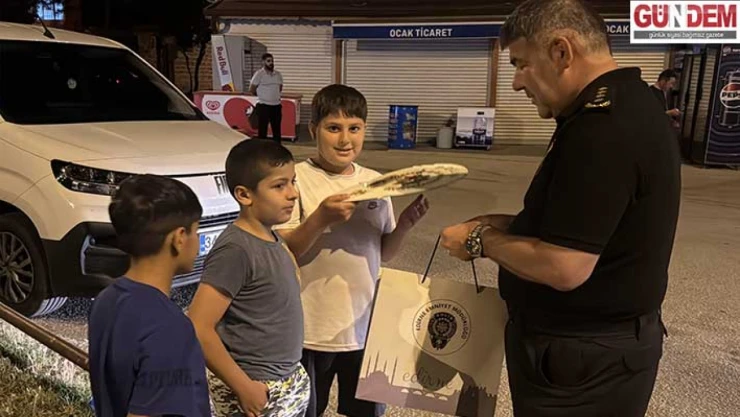 Polis olmak isteyen çocuklara 'çok kitap okuyun' tavsiyesinde bulundu