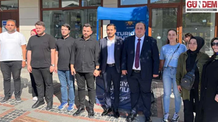 Saraçlar Caddesi'nde AK Parti Standına Yoğun İlgi