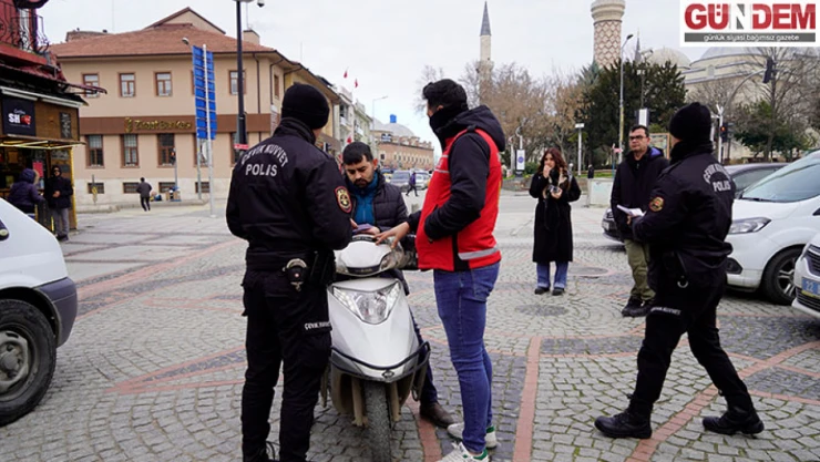 Saraçlar Caddesi'nde bilgilendirme çalışmaları sürüyor