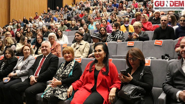 'Seninle Ölmek İstiyorum' filminden kesitler izleyen Şoray duygulandı