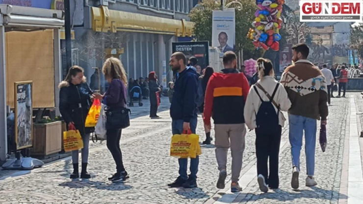 Sıcak havayı görenler çarşıya akın etti