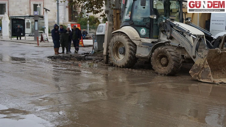 Su borusu patladı, yollar göle döndü