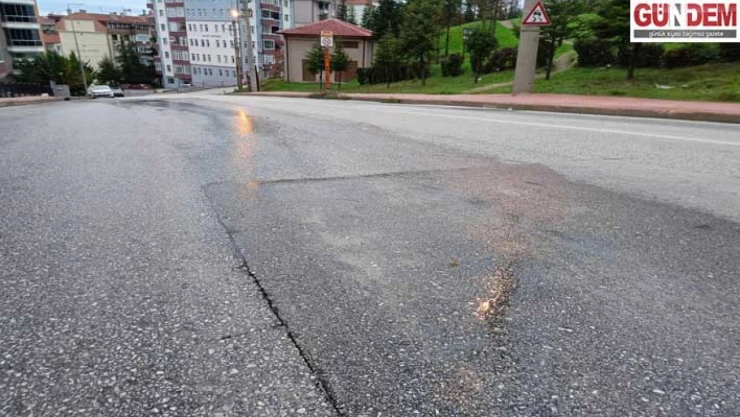Şükrüpaşa Mahallesi'nde yamalı yolda su patlağı tepkilere sebep oldu