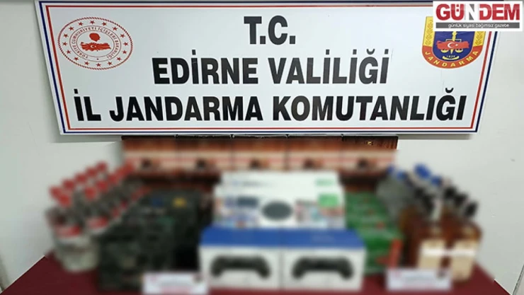 Şüpheli araçta yapılan aramada 52 şişe gümrük kaçağı içki ele geçirildi