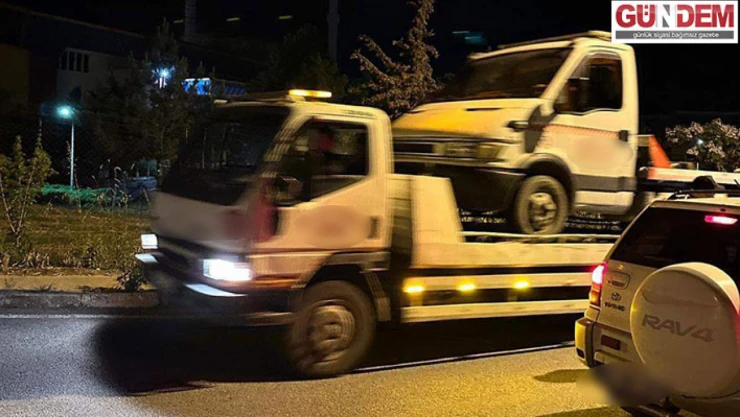 Sürücüsü alkollü çıkan çekici bir başka çekiciyle otoparka götürüldü