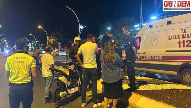 Taksi ile elektrikli motosiklet çarpıştı