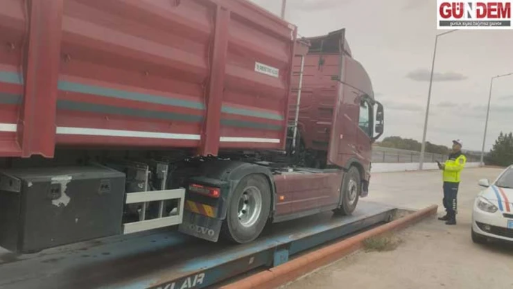Taşıma sınırını aşan kamyon sürücüsüne 25 bin 469 lira ceza