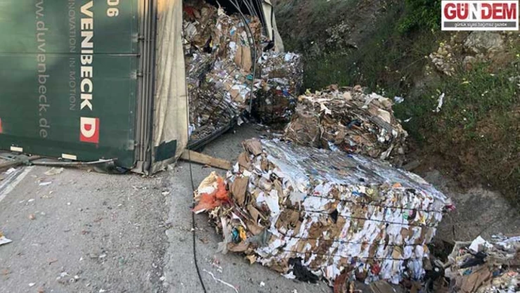 Tır devrildi, yükler yola saçıldı
