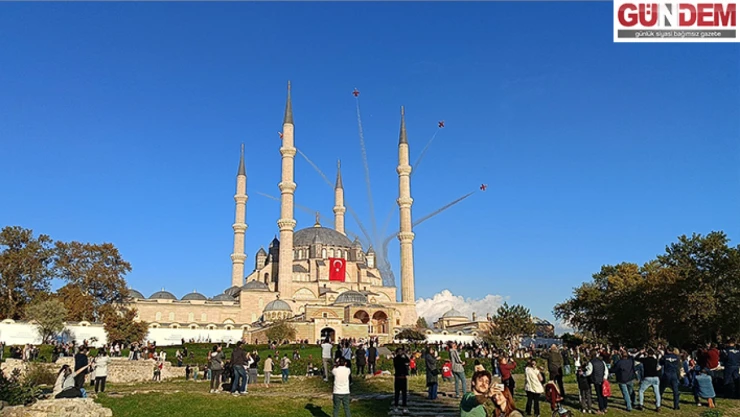 Türk Yıldızları'nın uçuşu büyük bir coşkuyla izlendi