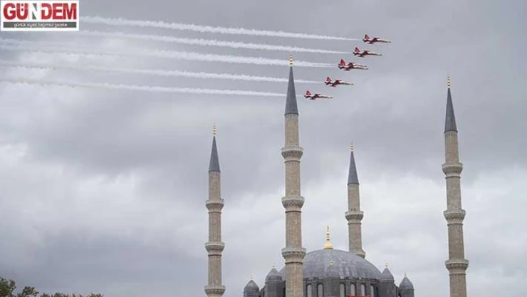Türk Yıldızları'nın uçuşu büyük bir coşkuyla izlendi