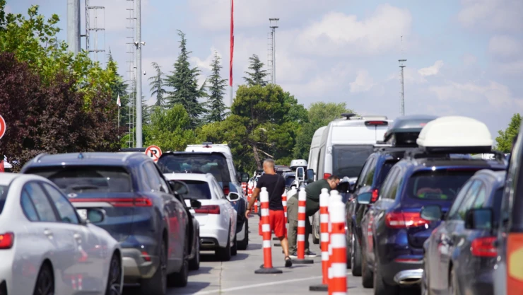 Türkiye'den gözyaşlarıyla ayrılıyorlar