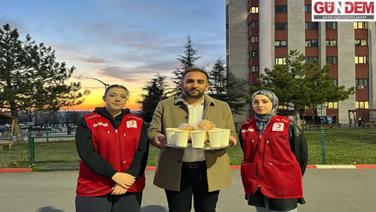 Üniversiteli gençlerden sıcak çorba ikramı