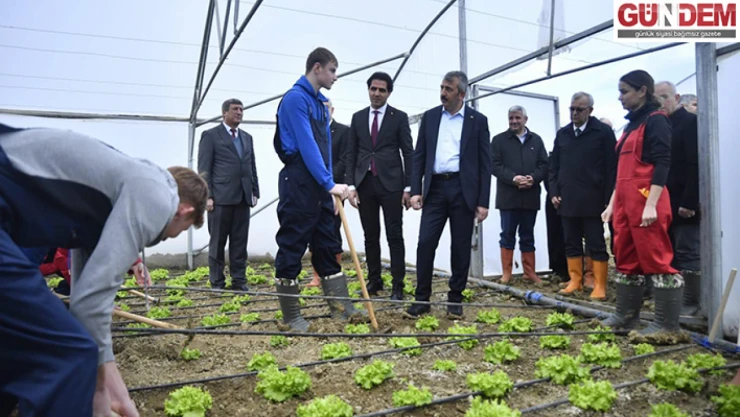 Vali Sezer öğrencilerin üretim yaptığı seralarda incelemede bulundu