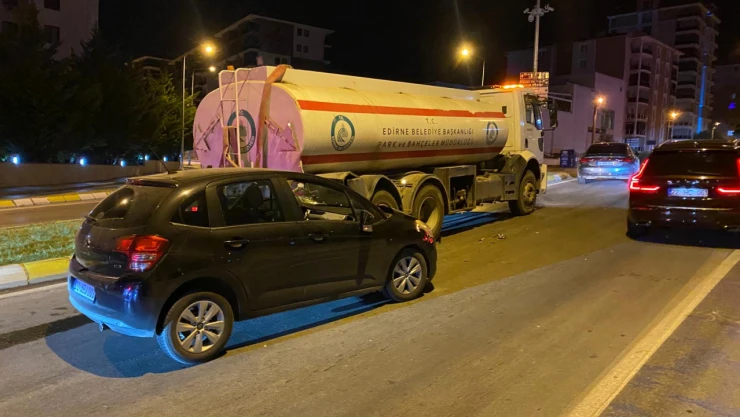 Virajı alamayan otomobil sulama tankerine çarptı