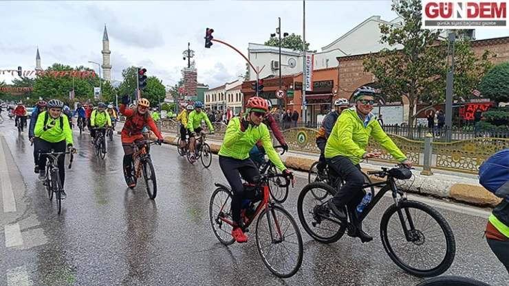 Yaklaşık 150 bisikletli yağmura rağmen pedalladılar