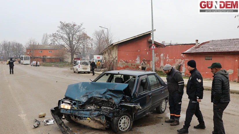 2 kişinin yaralandığı kaza güvenlik kamerasına yansıdı