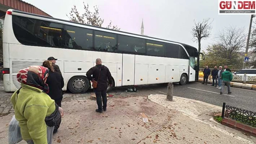 Aşiyan Bayırı'ndan inen otobüs kayarak yolu kapattı