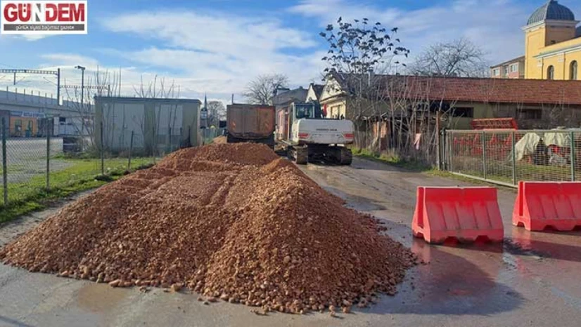 Edirne'de Altyapı Mesaisi: Darülhadis Caddesi'nde Trafik akışı kesildi