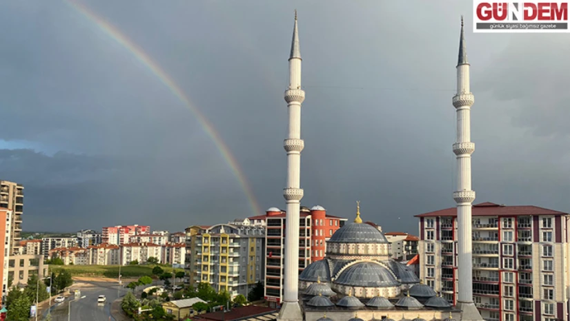 Gökkuşağı kartpostallık görüntü oluşturdu