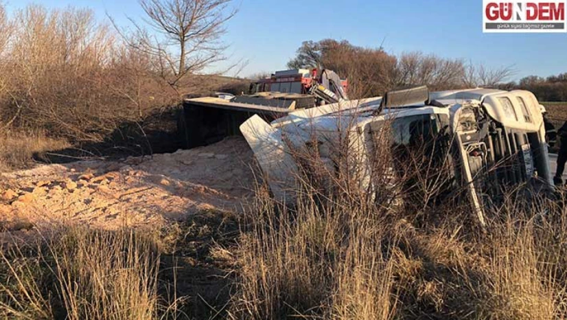 Kazada, tır sürücüsü yaralandı