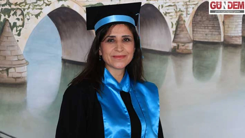 Kızına örnek olmak isteyen 48 yaşındaki kadın üçüncü üniversitesini tamamladı