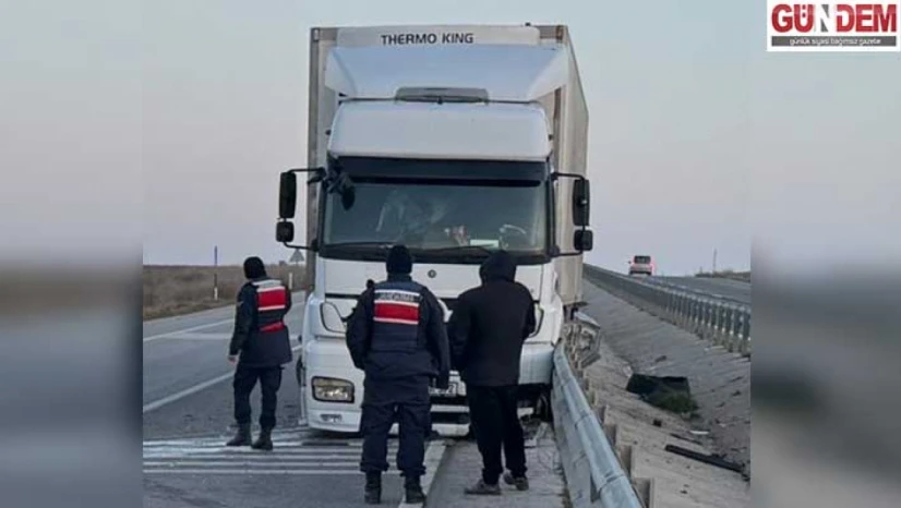 Lastiği patlayan tır bariyere çarptı