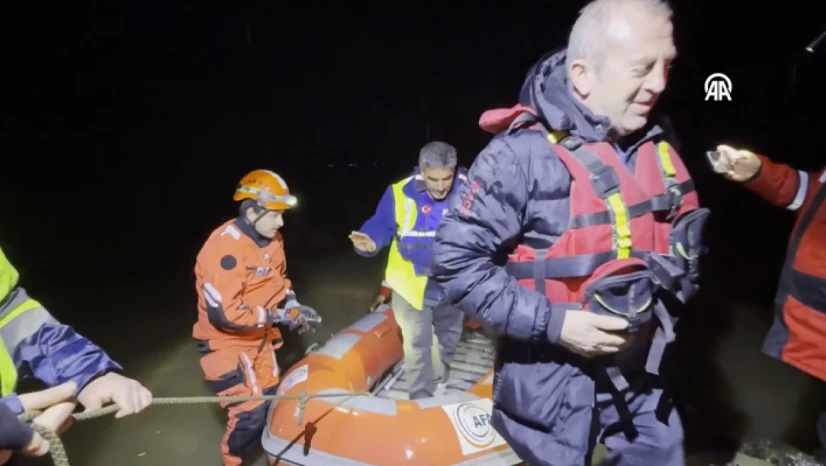 Meriç Nehri taştı, mahsur kalan 2 işçi kurtarıldı
