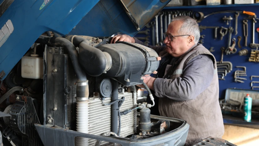 Traktör ustası Arda, mesleğini 54 yıldır devam ettiriyor