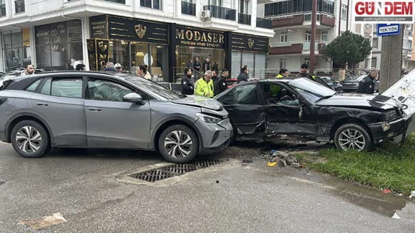 2 otomobilin çarpışması sonucu 2 kişinin yaralandı