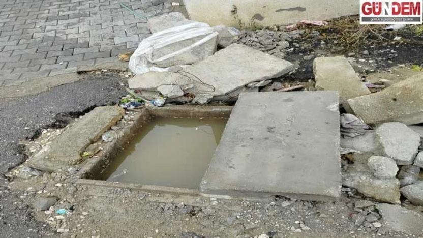 Açık kanalizasyon çukuru kazalara davetiye çıkarıyor