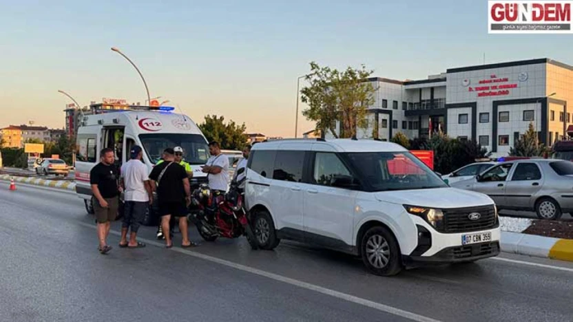 Başpehlivanın kullandığı araca çarpan motosikletli yaralandı
