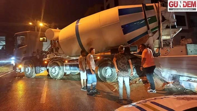 Beton mikseri inşaat alanına daldı
