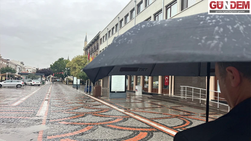 Cadde ve sokaklarda su birikintileri trafiği kilitledi